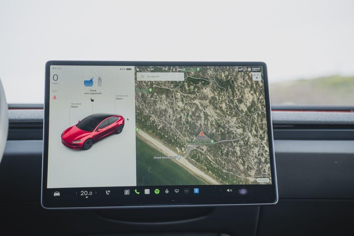 tesla model 3 touchscreen