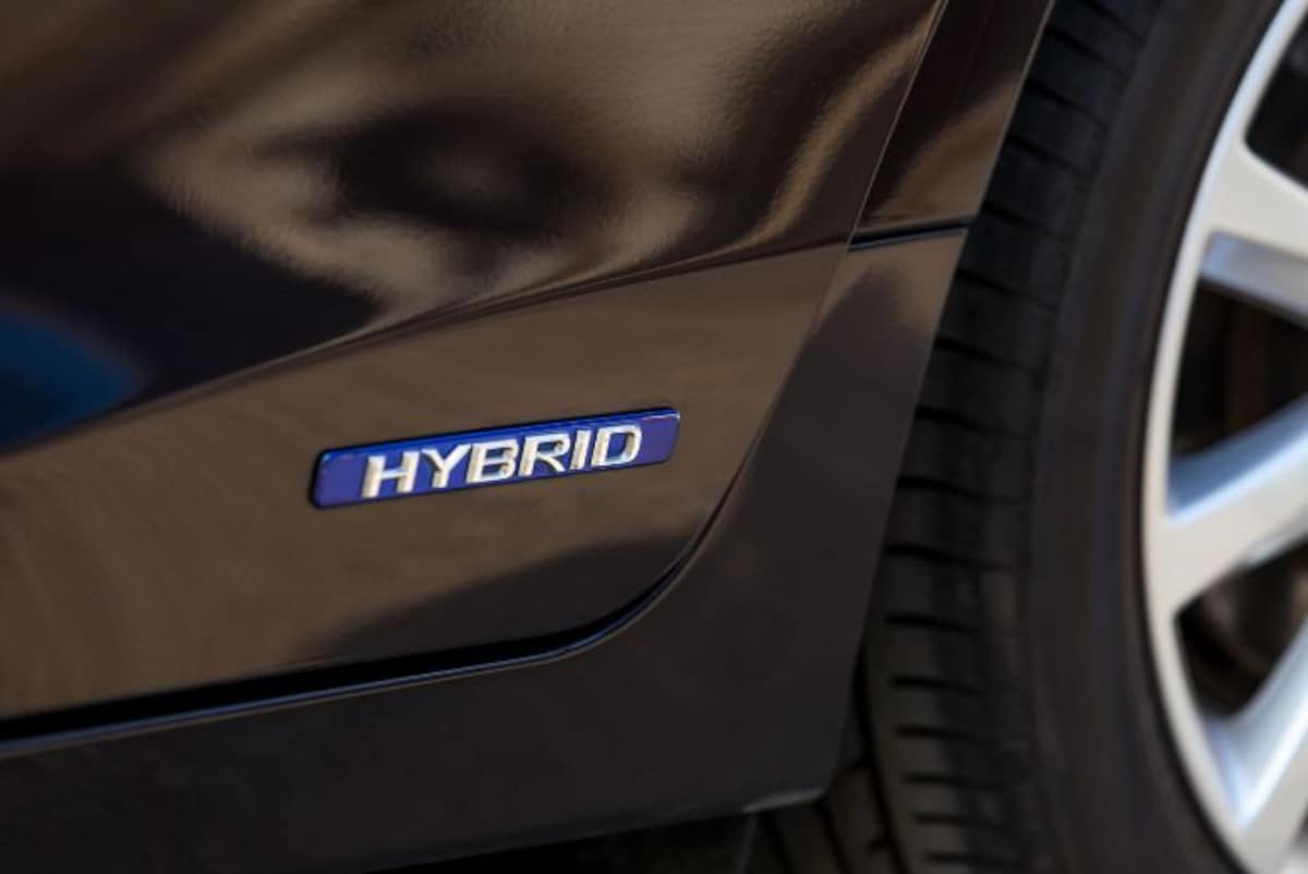 Hybride auto logo van dichtbij.jpg