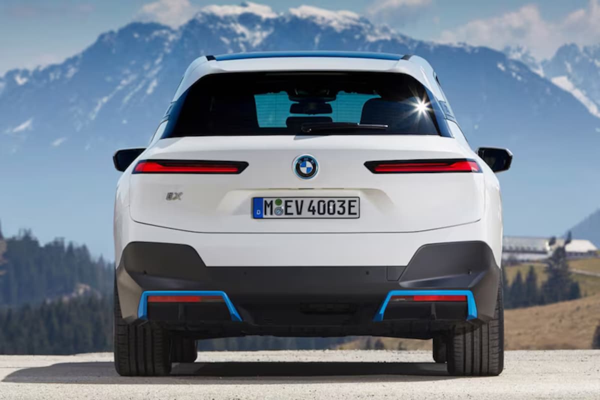 bmw-ix-2025-wit-achteraanzicht