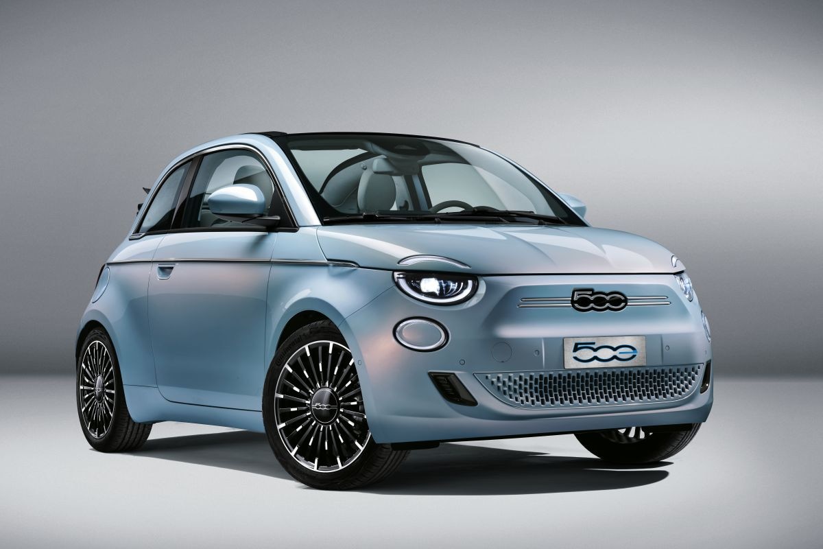 fiat 500e lichtblauw front view.jpg