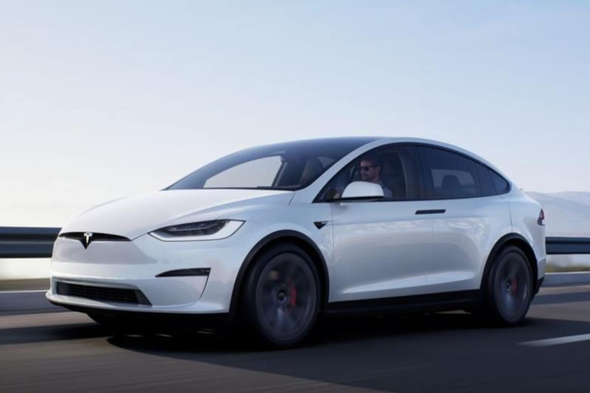 tesla model x wit side view.jpg