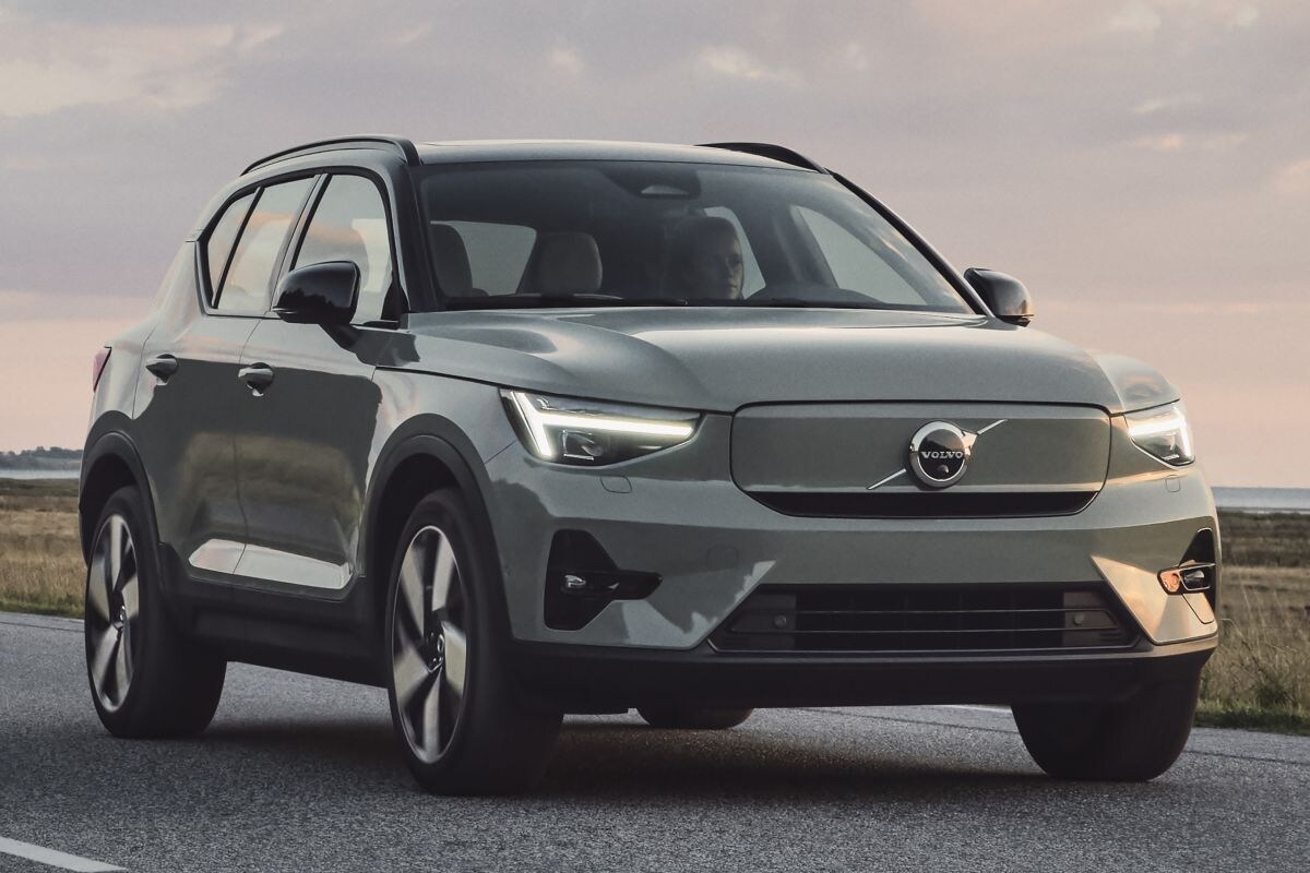 volvo xc40 recharge front view grijze auto.jpg